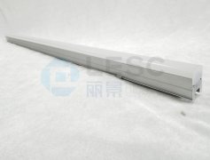 為什么線條燈硅膠燈罩擠出時要噴油？